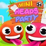 Dos caras caricaturescas con lenguas afuera, una con sombrero de chef, y un letrero que dice Mini Heads Party con fondo de campo y arco de fútbol