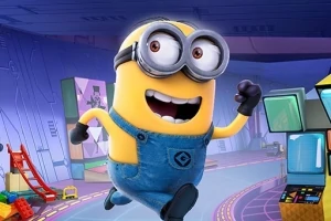 Un personaje amarillo con gafas y overol azul corriendo en un ambiente de aspecto futurista con juguetes al fondo