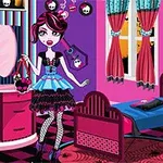 Chica con vestido gótico en una habitación colorida con cama rosa y decoración de calaveras
