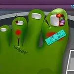 Un pie verde con uñas grandes y heridas que incluyen clavos, parches de curita y objetos pequeños