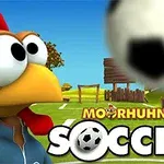 Un pollo animado con uniforme de fútbol en un campo, mientras un balón de fútbol vuela en primer plano