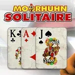 Un pollo caricaturesco junto a tres cartas de juego (K de tréboles, A de corazones, J de espadas) con la inscripción Moorhuhn Solitaire encima