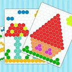 Tres imágenes de mosaicos hexagonales en un fondo azul rayado, mostrando un hongo, una casa triangular y un vehículo