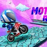 Un personaje con casco azul y blanco monta una moto roja en un camino elevado y quebrado sobre un fondo rosa con nubes y el texto MOTO BOSS
