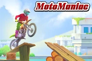 Persona en una motocicleta realizando un salto sobre una rampa de madera, con un edificio moderno al fondo y el texto MotoManiac en la esquina superior derecha