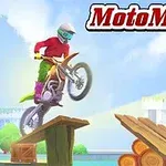 Persona en una motocicleta realizando un salto sobre una rampa de madera, con un edificio moderno al fondo y el texto MotoManiac en la esquina superior derecha