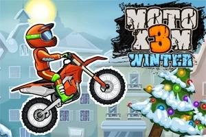 Motociclista con casco naranja y verde montando una moto en un paisaje invernal con un árbol decorado de fondo