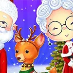 Dos personajes festivos sonrientes junto a un reno con fondo de árboles de Navidad y luces brillantes