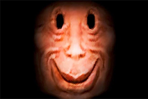 Rostro sonriente con rasgos exagerados y ojos oscuros, en un fondo negro