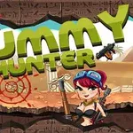 Personaje femenino armado en un entorno desértico con ruinas y el texto Mummy Hunter