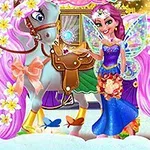 Hada con alas brillantes junto a un caballo con crin rosa decorado con flores, y un carruaje de fondo en un paisaje nevado