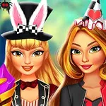 Dos mujeres disfrazadas con sombreros decorativos, rodeadas de arañas colgantes, en un fondo colorido
