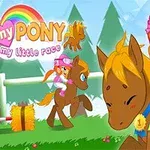 Niña sonriente montando un pony con una medalla de oro, sosteniendo un trofeo en un entorno de carrera colorido