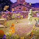 Un jardín colorido con una estatua de querubín en el centro, rodeado de diversas plantas, flores, y objetos dispersos, frente a una casa de piedra
