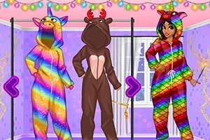 Personas en pijamas de unicornio arcoíris, reno y sirena de colores, en una habitación decorada con luces festivas