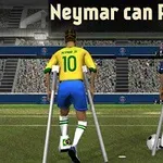 Dos personajes con muletas, uno con uniforme amarillo y el otro azul, en un campo de fútbol