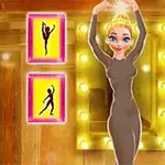 Mujer rubia en traje ajustado posando con los brazos en alto frente a un espejo iluminado, rodeada de cuadros con siluetas de baile