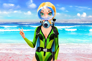 Mujer en traje de buceo verde con visor en la playa frente al mar