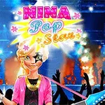 Cantante animada con cabello rubio y ropa llamativa en un escenario con luces brillantes y público aplaudiendo, junto al texto Nina Pop Star