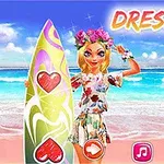 Chica sonriente con corona de flores junto a una tabla de surf en la playa