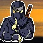 Ninja enmascarado en posición de silencio con el fondo de un atardecer