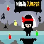 Un ninja con una cinta roja en la cabeza salta en una plataforma, rodeado de frutas y shurikens en un paisaje con fondo de montañas