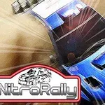 Coche de carreras azul avanzando por un terreno arenoso con un logotipo de NitroRally en la esquina inferior izquierda