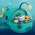 Tres personajes animados vestidos con uniformes azules están dentro de un submarino azul turquesa con un diseño amigable, navegando bajo el agua