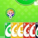 Pantalla de juego con cartas de colores numeradas y una pila de cartas de dorso multicolor sobre un fondo verde