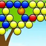 Bolitas de colores amarillo, azul y rojo organizadas en filas sobre un fondo de árbol y cielo azul