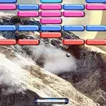 Bloques de colores y una bola frente a un paisaje montañoso de fondo