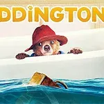 Un oso con un sombrero rojo asoma desde una tina llena de agua, con un pato de hule flotando cerca