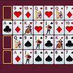 Baraja de cartas de diferentes palos y valores organizadas en un tablero sobre un fondo burdeos