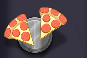 Dos rebanadas de pizza con pepperoni sobre un plato gris en un fondo oscuro