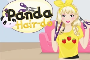 Joven rubia con lazo amarillo en la cabeza, sujetando tijeras y plancha de pelo, con una camiseta amarilla de fresas, frente a un sofá rosa y un letrero en forma de panda