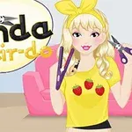 Joven rubia con lazo amarillo en la cabeza, sujetando tijeras y plancha de pelo, con una camiseta amarilla de fresas, frente a un sofá rosa y un letrero en forma de panda