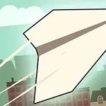 Avión de papel volando sobre una ciudad con edificios al fondo y un cielo claro