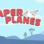 Texto Paper Planes en letras rojas con dos aviones de papel y un fondo de paisaje azul con árboles y colinas