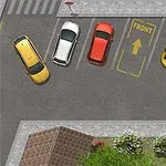 Cuatro coches estacionados en fila en un estacionamiento con un espacio vacío marcado como FRONT y rodeado de árboles y una acera