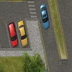 Estacionamiento desde arriba con varios coches de colores y un automóvil azul maniobrando