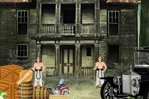 Frente a una casa antigua y deteriorada, hay dos hombres vestidos con ropas tradicionales, varias cajas y barriles, una motocicleta roja y un automóvil clásico