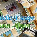 Lupa sobre un álbum de sellos postales con ilustraciones de mariposas rodeado de texto decorativo