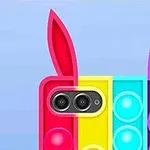 Figura de colores brillantes con forma de conejo, con orejas largas y un diseño de círculos en una matriz cuadrada