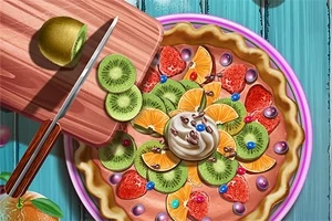 Tarta de frutas con kiwi, naranja y fresa decorada con crema y bayas en un plato morado sobre una mesa azul, con un cuchillo y una tabla de cortar a un lado