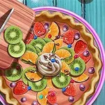 Tarta de frutas con kiwi, naranja y fresa decorada con crema y bayas en un plato morado sobre una mesa azul, con un cuchillo y una tabla de cortar a un lado