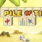 Fondos de fichas de mahjong con texto Pile of Tiles en un paisaje soleado de playa con palmeras