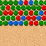 Filas de esferas rojas, verdes y azules dispuestas sobre un fondo beige