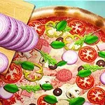 Pizza con ingredientes frescos incluyendo rodajas de cebolla, tomate, champiñones, hojas verdes, y una tabla de cortar con más rodajas de cebolla al lado