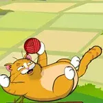 Gato anaranjado y blanco jugando con un ovillo de estambre rojo sobre un paisaje de campo