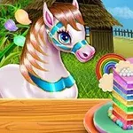 Un caballo blanco con una melena brillante mira un pastel de capas de colores del arcoíris en un entorno campestre